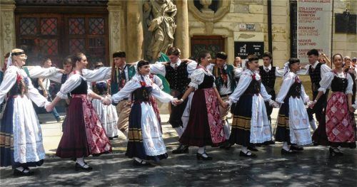 Eine der vielen Trachtengruppen, die beim Sudetendeutschen Tag in Brno auftraten, bei dem auch der Waldkraiburger Ortsverband zu Gast war. Fotos  Fischer