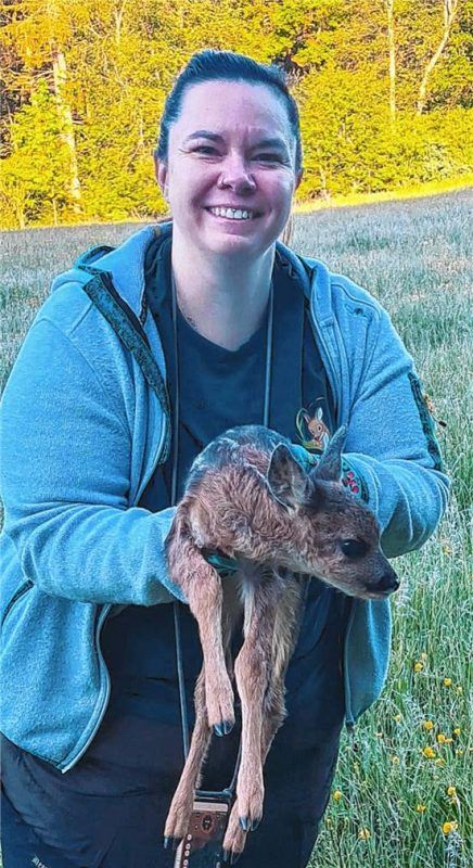Eine geglückte Rettungsaktion: Retterin Miriam Hinreiner bringt ein kleines Rehkitz in Sicherheit.