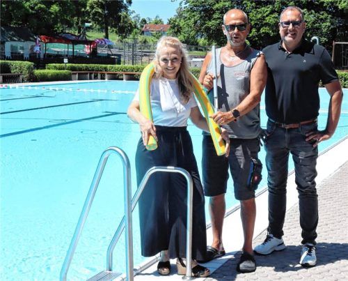Eine gute und vor allem unfallfreie Bade- und Schwimmsaison im Freibad Harthausen wünschen sich (von links) Bürgermeisterin Kirsten Hieble-Fritz sowie die Stadtwerke-Vertreter Lutz Hagen und Stefan Barber. Foto Peter Strim
