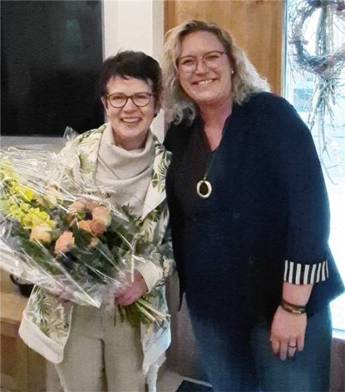 Eine sehr vertraute Zusammenarbeit geht zu Ende: Seniorenbeauftragte Franziska Mayer (links) legte ihr Amt in der Gemeinde Obing nieder. Für das große Engagement in der Seniorenarbeit dankt ihr Susanne Butkewitz vom seniorengerechten Quartiersmanagement der Verwaltungsgemeinschaft Obing. Foto Künzner-Hingerl