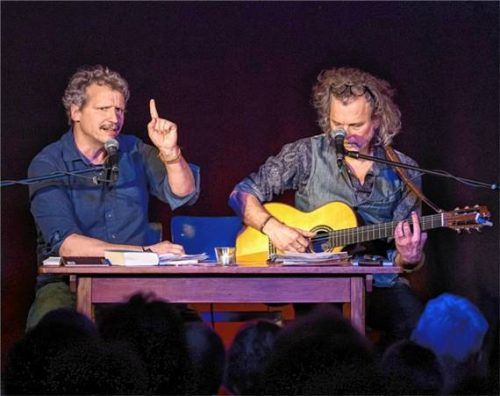 Einen Abend voller Poesie, Geschichten und Filmmusik präsentieren Regisseur Markus H. Rosenmüller (links) und Musiker Gerd Baumann. Fotos re