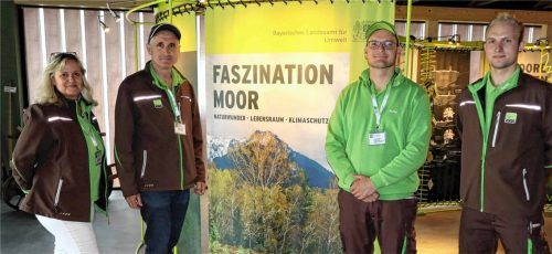 Einen Einblick in die „Faszination Moor“ vermittelten beim „Tag des offenen Hofes“ (von links) Marion Rauh, Dr. Ewald Sticksel, Sebastian Lechler und David Ehnle vom Bayerischen Staatsgut. Foto Strim