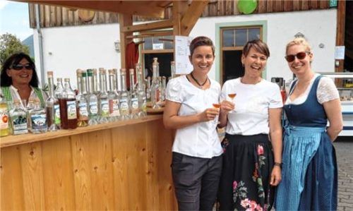 Einen köstlichen Likör verkostete dieses Mäderl-Trio nach einer Genuss-Radltour am Meisterhof in Wiechs.