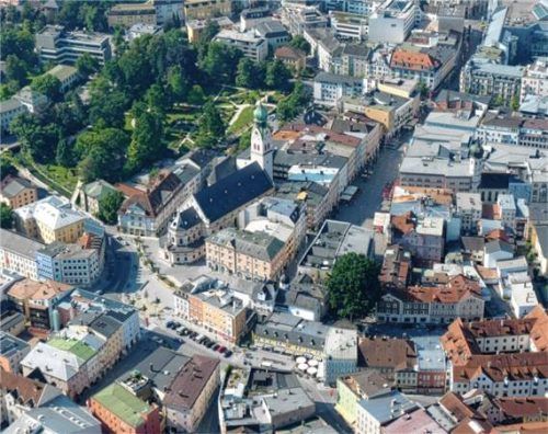 Eines von mehreren Hundert Luftbildern aus dem Jahr 2010, die im Rahmen des Projekts #CrowdsourcingRosenheim bearbeitet werden können. Foto Stadtarchiv Rosenheim, F BERG 147.