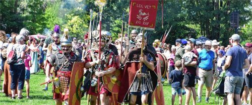 Einzug der Legionäre: Am Wochenende stand der Rosenheimer Mangfallpark im Zeichen der Römer. Fotos Schlecker