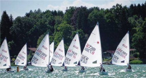 Enge Abstände auf dem Vorwindkurs der ILCA 6-Regatta auf dem Simssee.Foto Niessen