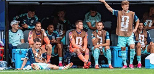 Enttäuschung und Ratlosigkeit: Nach der 1:2-Niederlage der deutschen Nationalmannschaft gegen Ecuador steht dem Team um Kapitän Joshua Kimmich (stehend) Enttäuschung ins Gesicht geschrieben. Wie geht es jetzt weiter: Ist die Euphorie verflogen oder wird Deutschland trotzdem Weltmeister? Diese Fragen beantworten Trainer aus der Region gegenüber der OVB-Sportredaktion.Foto Imago