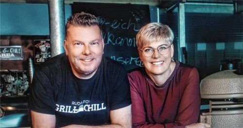 Er grillt, sie übernimmt alle notwendigen Arbeiten im Hintergrund: Rudolfo und seine Frau Sandra sind beide bei den Grillkursen dabei. Foto Elsner Fotografie