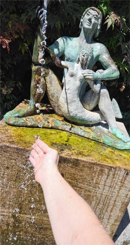 Erfrischendes Trinkwasser fließt aus dem Nymphenbrunnen in der Schustergasse. Foto Brumbauer