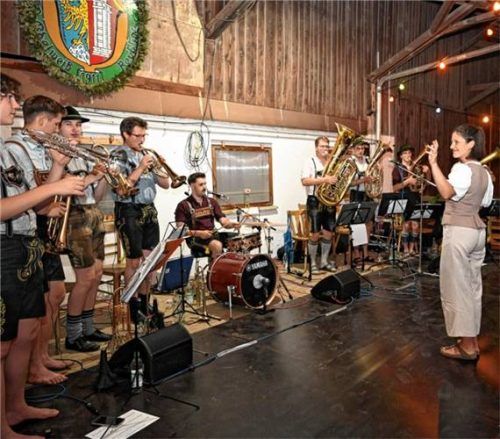 Erste Bürgermeisterin Franziska Pfaffenhuber dirigiert die junge Musikkapelle „Blechchaos“. Foto Franz Ruprecht