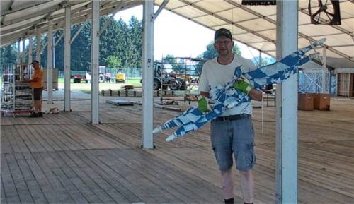 Es ist geschafft: Vorsitzender Anton Schneebichler bei den Abbauarbeiten am Tag danach. Foto Schwitteck