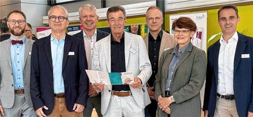 Experten in Rosenheim: (von links): Dr. Christian Gebhard, Humangenetiker am MGZ München, Professor Dr. Michael Fischereder, Chefarzt Nephrologie am LMU Klinikum Großhadern, Professor Dr. Gert Mayer, Rektor der Medizinischen Universität Innsbruck, Dr. Andreas Thiele, Leiter der Nephrologie am „Romed-Klinikum“ Rosenheim, Professor Dr. Hans-Joachim Anders, LMU Klinikum, Professor Dr. Kerstin Amann, Nephropathologin am Universitätsklinikum Erlangen, und Dr. Matthias Nischwitz, Lipidologe DiZ München Nephrocare. Foto oMed Kliniken
