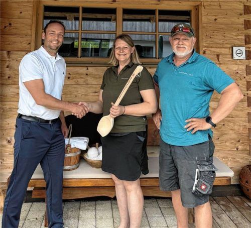 Expertin für Hitze: Michaela Grafetstetter hat die Ausbildung zur Saunameisterin bestanden und kann ihre Erfahrungen in der Inzeller Saunalandschaft einbringen. Dazu gratulierten Inzells Bürgermeister Michael Lorenz (links) und der Leiter des Badeparks, Manfred Plereiter. Foto Wegscheider