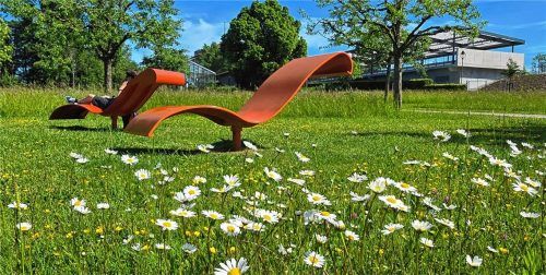 Fallen auf und sind bequem: Liegen im Kurpark Bad Endorf. Foto Ammelburger