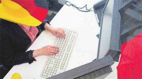 Fans haben es während der Arbeitszeit nicht leicht: Selbst das Mitverfolgen eines Live-Tickers gilt als Ablenkung und könnte untersagt werden. Foto ANDREAWARNECKE/DPA