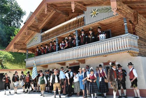 Feierliche Eröffnung: Der historische Berggasthof Streichen erstrahlt in neuem Glanz. Foto Wunderlich