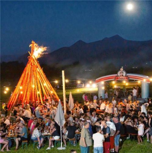 Feiern unterm Mond: 700 Besucher kamen zum künstlichen Peterlfeuer am Herrnberg. Foto Berger