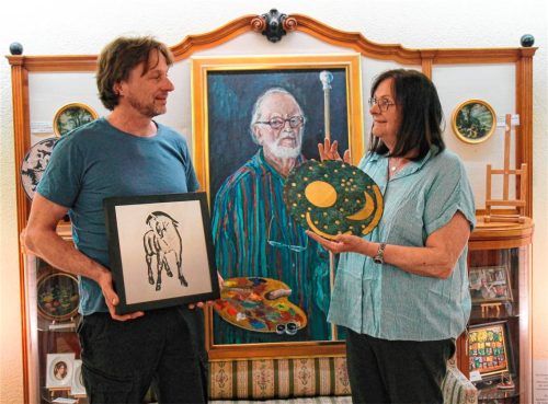 Firmenchef Philip Roßner mit Seniorchefin Petra Roßner-Dietz vor dem Selbstporträt des Firmengründers Günter Dietz. Die Replik der Himmelsscheibe von Nebra (rechts) wird nach wie vor gut nachgefragt. Neu im Sortiment sind gelaserte Kunstwerke auf Edelstahl. Foto Von Ahn