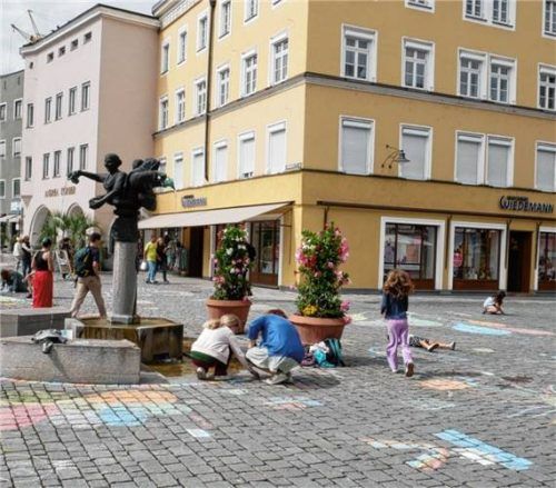 Fleißig am Malen: Bei der Aktion am Freitag entstanden auf dem Ludwigsplatz neben einem Regenbogen...