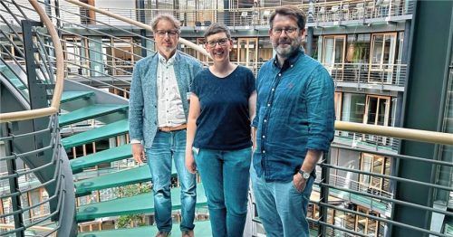 Frank Blumenschein, stellvertretender Schulleiter der Berufsfachschule für E-Business Management Dr. Kalscheuer und Initiator des Projekts, Community- und Contentmanagerin Sophie Plötz beim KI-Campus und Dr. Henning Koch vom Stifterverband (von links). Foto Füchtner