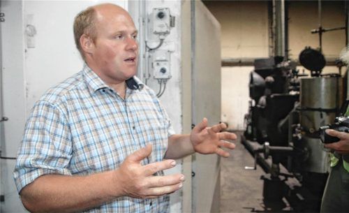 Franz Kirchmaier führte die vom Energiestammtisch des Bürgervereins organisierte Gruppe unter anderem durch das Blockheizkraftwerk seines Hofbetriebs. Foto Zandl