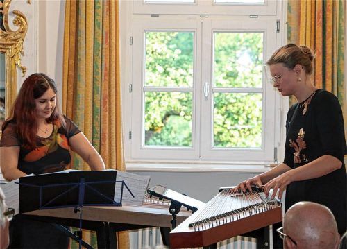 Franziska Kirmaier (links) und Sophia Schmid bei ihrem Konzert. Foto Stache