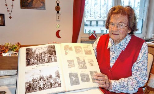Franziska Mühlthaler war 55 Jahre lang Lehrerin mit Herz und Leidenschaft. Aus dieser Zeit gibt es viele Fotos.Foto hötzelsperger