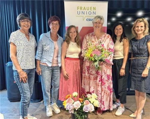 Frauenpower im Rosenheimer CSU-Stadtrat: Von insgesamt 14 Sitzen behaupten sich seit der letzten Kommunalwahl von links: Maria Bichler, Ulrike Plankl, Anita Heinlein, Alexandra Linordner und Andrea Michael. Daniela Ludwig, parlamentarische Staatssekretärin im Bundesministerium des Innern, gratulierte. Foto Knarr