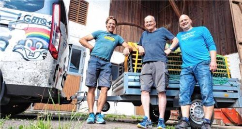 Freude über die gelungene Zusammenarbeit: Jugendbildungshaus-Hausmeister Markus Gstatter, Kirchenpfleger Sebastian Mühlhuber und KJR-Geschäftsführer Jörg Giesler bei der Übergabe der gespendeten Stühle und Tische für das Jugendbildungshaus Luegsteinsee. Foto  re