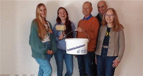 Freuen sich gemeinsam: (von rechts) die Geschäftsführerin des Landesverbandes der Pfadfinder, Gabriele Großmann, Dr. Wolfgang Weißmüller und Clemens Sturm vom Lions Club sowie die Vorstandsmitglieder Pia Schmidhuber und Bea Hebler mit dem symbolischen Farbkübel im Wert von 1.000 Euro. Foto burlefinger