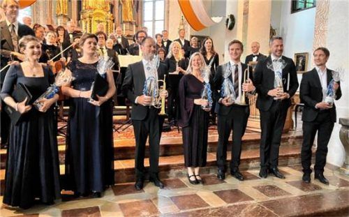 Freuen sich mit Chor und Orchester über den lang anhaltenden Applaus: (von links) Leonie Paulus, Astrid Hofer, András Gergely Gerhardt, Andrea Wittmann, Johannes Moritz, Benjamin Grund und Daniel Hinterberger.Foto  Janoschka
