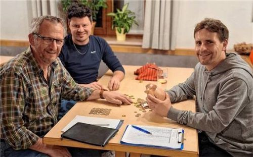 Freuten sich über den Inhalt des Sparschweins: (von links) Roland Stuchlik, Johannes Brummer und Rupert Kirchisner. Foto  Stettner