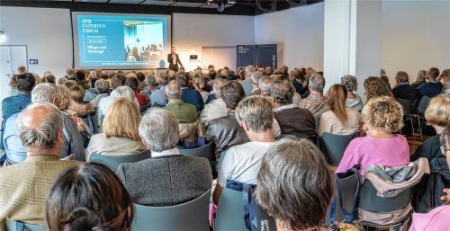 Fünf Fachgebiete, ein gemeinsamer Nenner: Im voll besetzten Saal begrüßte Andrea Schaller, Geschäftsführung OVB MEDIA Sales GmbH, die Zuhörerinnen und Zuhörer. Fotos Hohnke