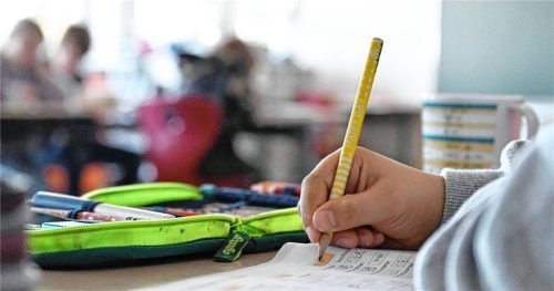 Für das neue Schuljahr fehlen an der offenen Ganztagsschule (oGTS) an der Max-Joseph-Mittelschule in Großkarolinenfeld Anmeldungen. Foto dpa/picture alliance/Bernd Weißbrod