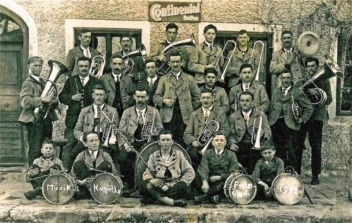 Für gute Blasmusik sorgte 1932 diese Besetzung der Feilnbacher Musikkapelle. Foto Musikkapelle Bad Feilnbach