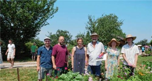 Gartenliebhaber: (von links) Streuobstberater Martin Landes, die Kreisfachberater Roman Pröll und Susanne Summerer, Gartenbesitzer Peter Friedrich, die Zweite Vorsitzende des Bezirksverbands Oberbayern der Gartenbauvereine, Brigitte Holzner, und Gartenbesitzer Anian Friedrich. Fotos Wastl