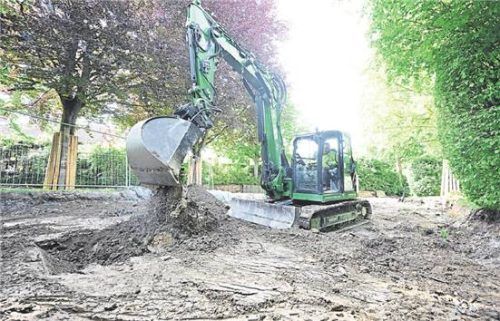 Gefahr unter der Erde: Beim Graben im Garten können Strom-, Gas- oder Wasserleitungen beschädigt werden. Foto BERND WEISSBROD / DPA