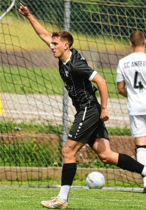 Geht es für die SG Reichertsheim-Ramsau/Gars nach oben? Torschütze Felix Wieser zeigte die Richtung nach seinem Treffer zum 1:0 schon mal an. Foto Butzhammer
