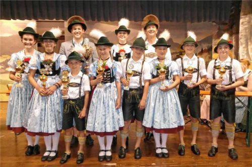 Gekonnte Darbietungen zeigten die Teilnehmer beim Vereinspreisplatteln des GTEV „Dö Koasawinkla“ im Festsaal in Reit im Winkl. Das Bild zeigt die Sieger der einzelnen Klassen. Fotos  Hauser