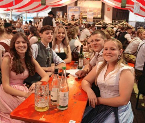 Gelöste Stimmung beim Bier- und Weinfest am zweiten Festtag. Fotos Schwittek