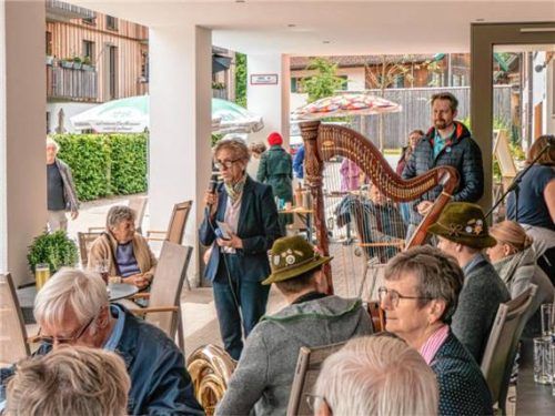 Gemeinsam feiern: Annemarie Funke, langjährige Geschäftsführerin der Lebenshilfe Traunstein, begrüßt die Gäste zum Nachbarschaftsfest. Foto Flug