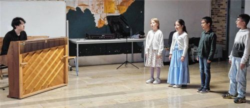 Gemeinsamer Auftritt: Young Seob Jeon von der Stiftung am Klavier und vier Schüler des Schulchors. Foto Ruprecht