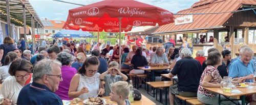 Gemütliches Beisammensein schon ab dem Nachmittag beim Fest der Haager Feuerwehr. Foto  Meindl