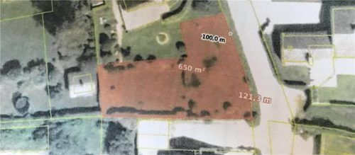 Geplante Teilung: Von dem rund 1600 Quadratmeter großen Grund sollen 650 Quadratmeter (rot markiert) abgetrennt und mit einem Einfamilienhaus bebaut werden. Foto Dachs