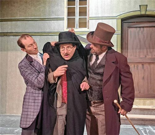 Geprobt wird in Flintsbach in diesen Tagen mit voller Garderobe und Maske: (von links) Matthias Obermair, Bernhard Obermair und Florian Wilhelm. Foto re