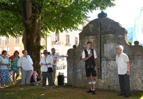 Geschichte am Ludwig-II.-Denkmal: Fritz Seibold (rechts) und seine Vorfahren kümmerten sich als Steinmetze um den Brunnen. Bürgermeister Stefan Kattari (Zweiter von rechts) dankte ihm wie auch dem anwesenden Heimatverein. Foto Eder