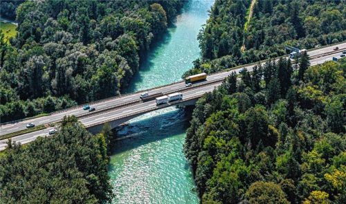 Gleich für mehrere Jahre wird es beim Grenzübergang Walserberg auf der A8 eine Großbaustelle geben, wenn die Brücken über die Saalach abgerissen und neu gebaut werden. Foto Collage: Autobahn GmbH, ms