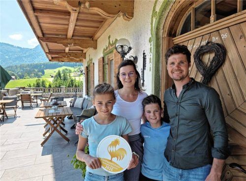 „Goldenen Gockel“ für den Steinberger Hof: Magdalena und Maximilian Haßlberger mit Tochter Marlene (10) und Sohn Hannes (9). Foto Becker
