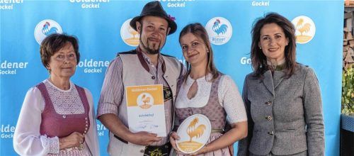Goldener-Gockel-Verleihung an Toni und Elisabeth Bauer durch Bayerns Landwirtschaftsministerin Michaela Kaniber (rechts) mit Landesvorsitzender Gerda Walser (links). Foto Andreas Kern