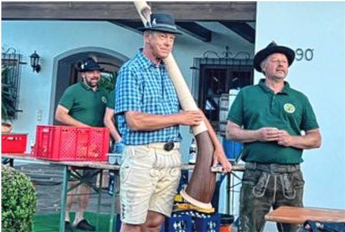 „Gotti & Rosi das Alphorn“ (Gottfried Kirmeier) traten beim Wildererverein Mößling, hier mit dem Zweiten Vorsitzenden Thomas Hofer, auf. Foto re